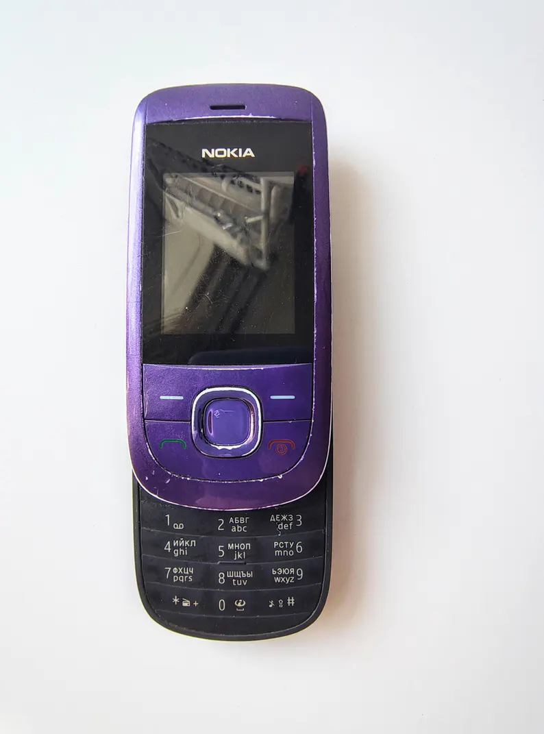 NOKIA 2220s push-button slider cell phone in purple, Retro vintage mobile phone from 2000s - Image 2