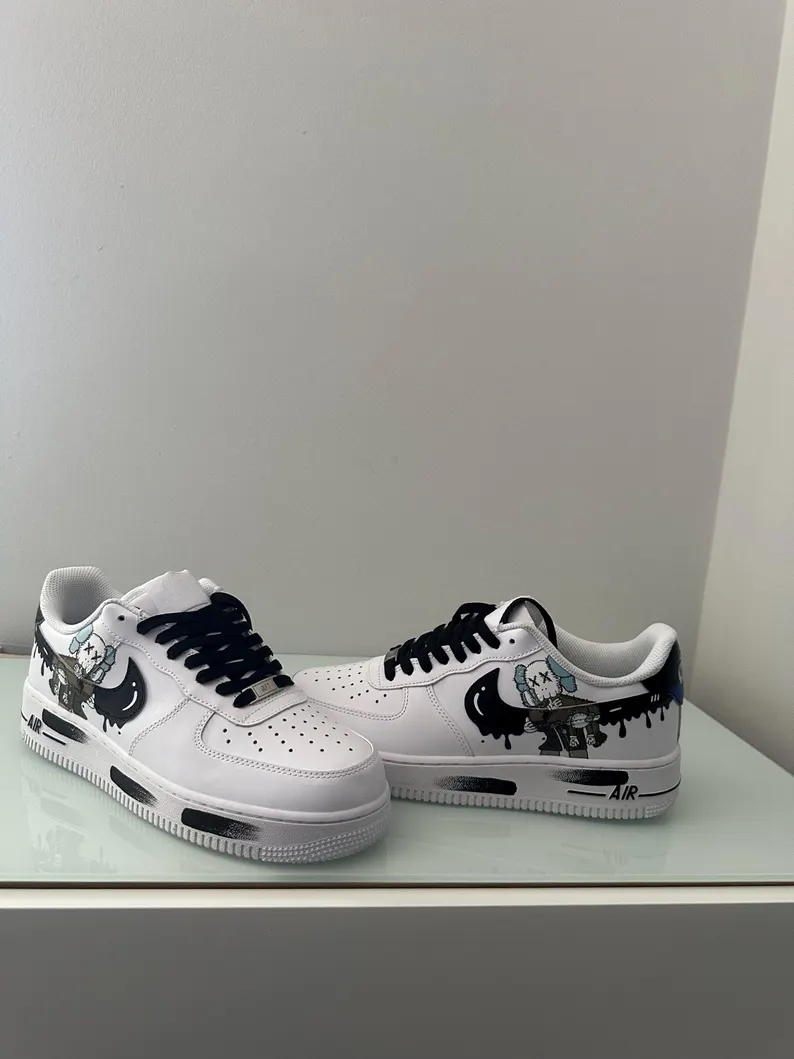 Custom sneakers, Kaws Nike Air Force One, handmade with wash-resistant protection, unique and stylish — perfect as a gift. New Etsy Account, !! So many happy customers an REVIEWS available in vibrant-steps.com. !! Our official website. AVAILABLE FREE SHIPPING TO BELGIUM,GERMANY,SPAIN,FRENCH,AUSTRIA and UK. We also have another shipping option available for US . Looking for the perfect custom gift? These handmade Nike Air Force 1s are personalized just for you — the ultimate statement piece for sneaker lovers. - Image 2